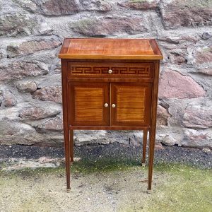 Petit chevet marqueté en bois de rose de style Louis XVI